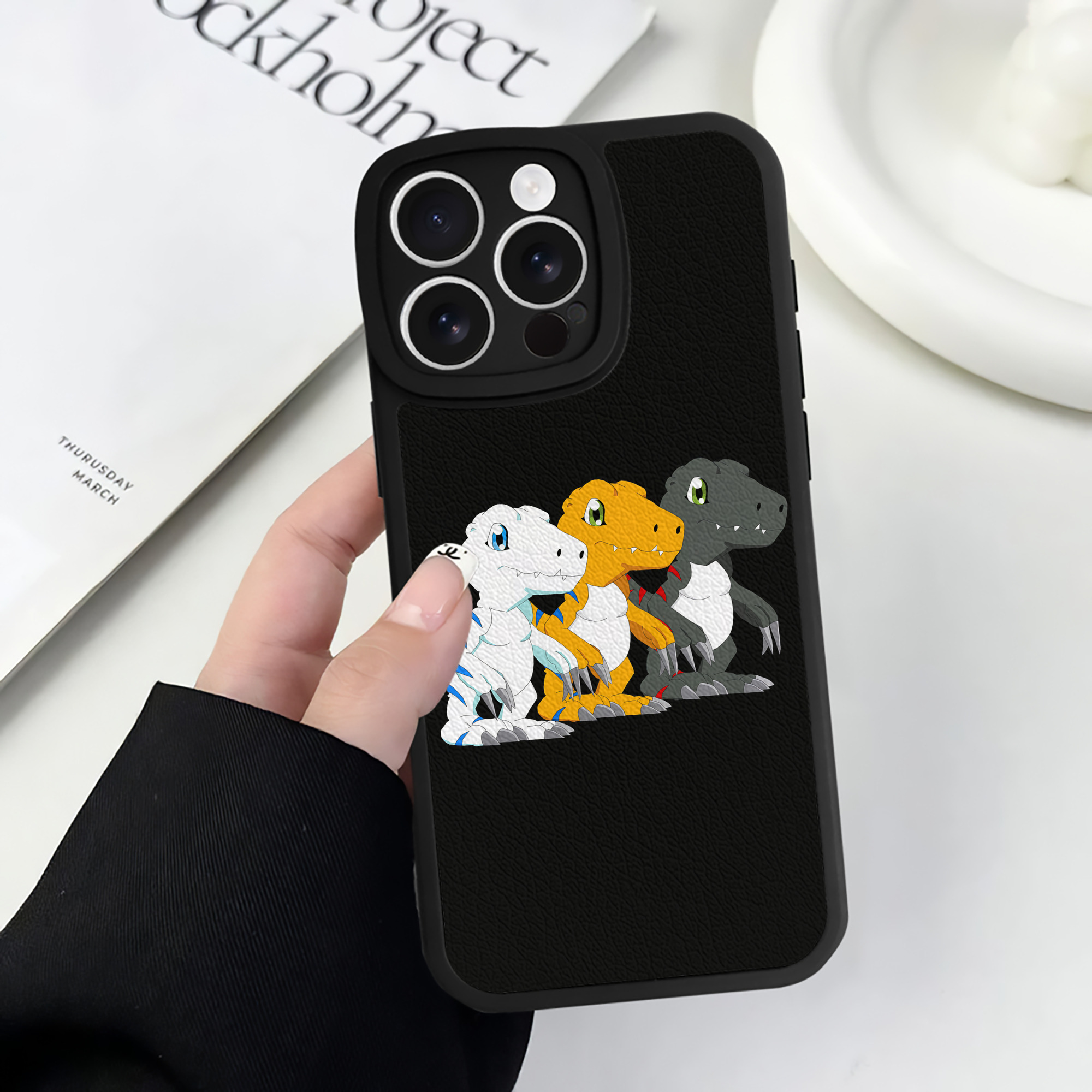 （画像用） Digimon デジタルモンスター/デジモン 【iPhone 16シリーズ対応】シリコンスマホケース（レザー調） 材質：シリコン